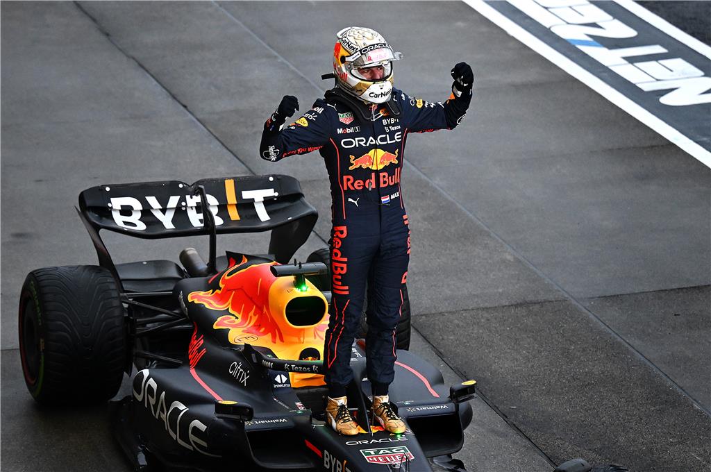 Ο Max Verstappen κερδίζει τον 12ο αγώνα της σεζόν και το πρωτάθλημα οδηγών F1